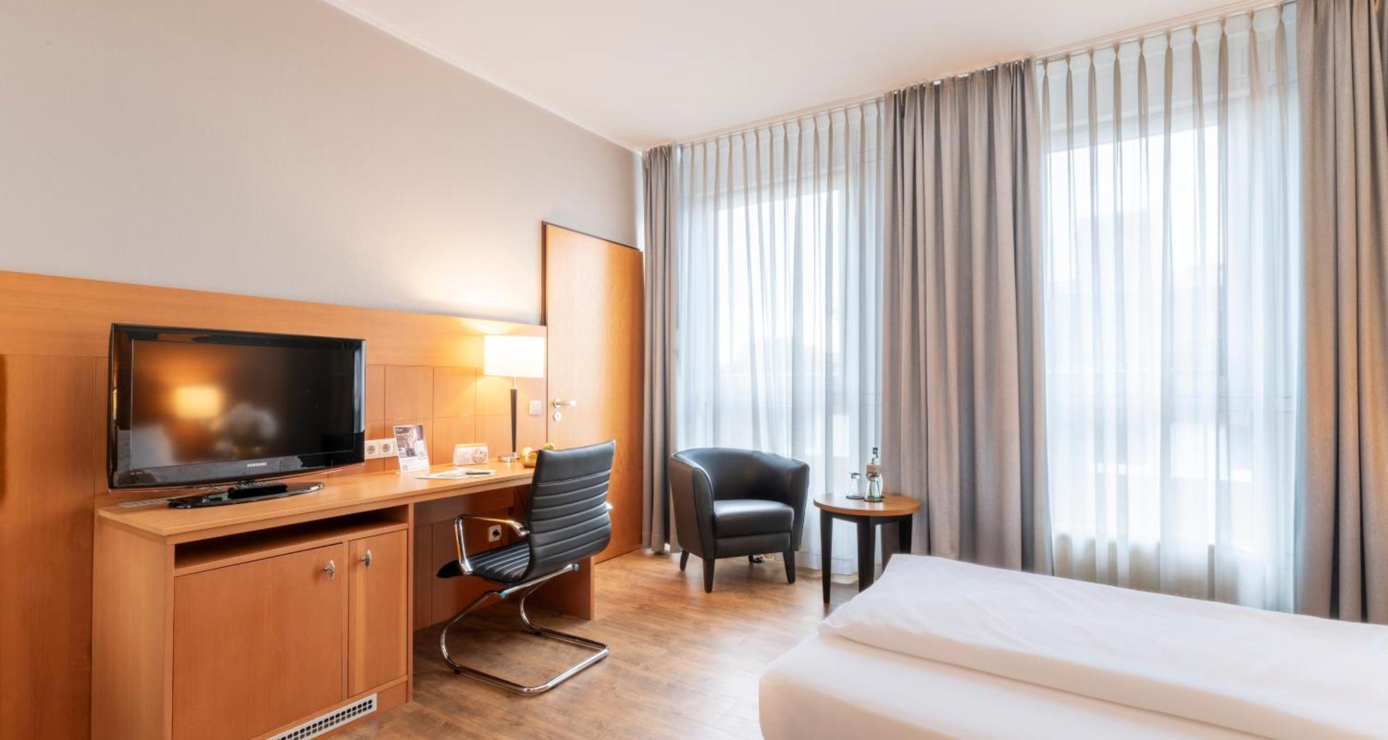 Отель Plaza Premium Koeln Экстерьер фото