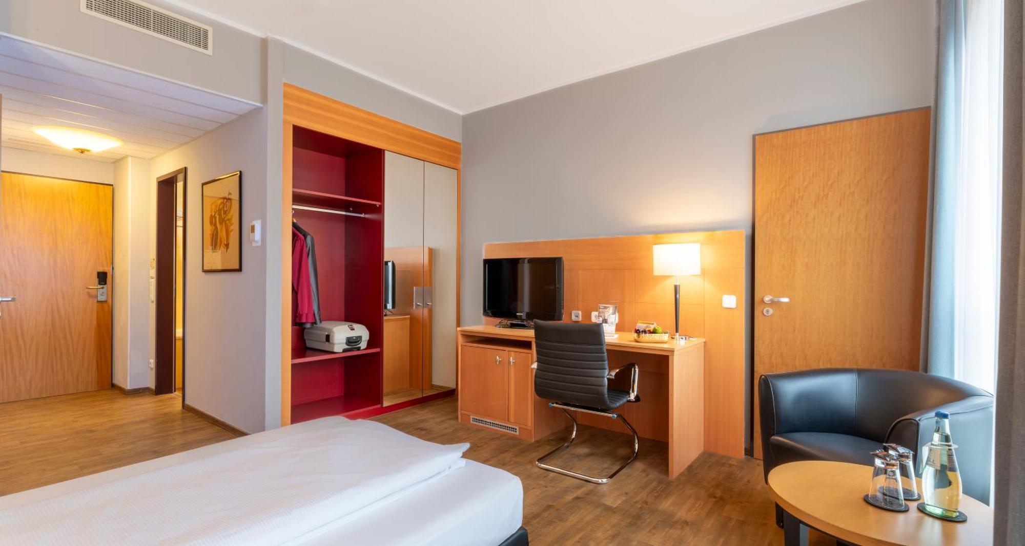 Отель Plaza Premium Koeln Экстерьер фото