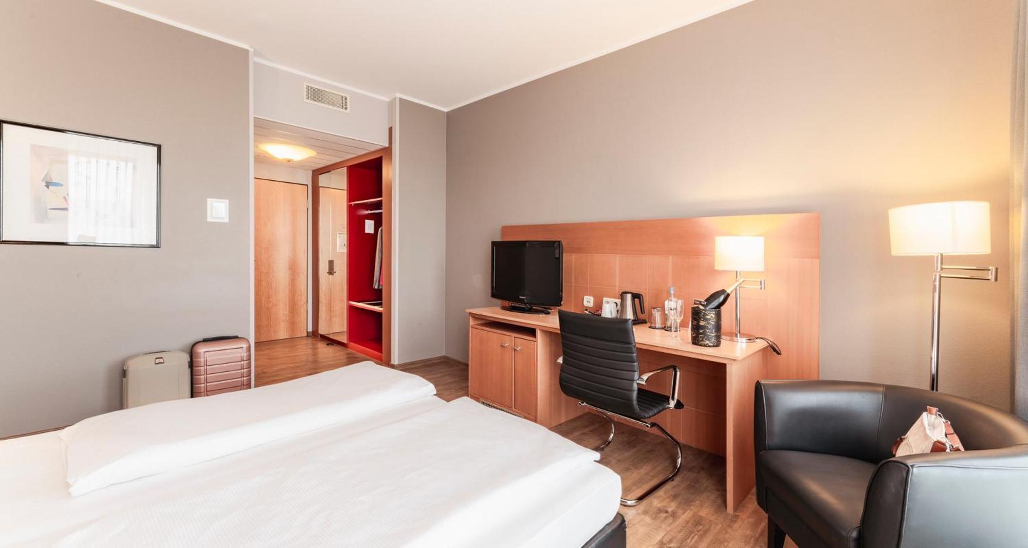 Отель Plaza Premium Koeln Экстерьер фото