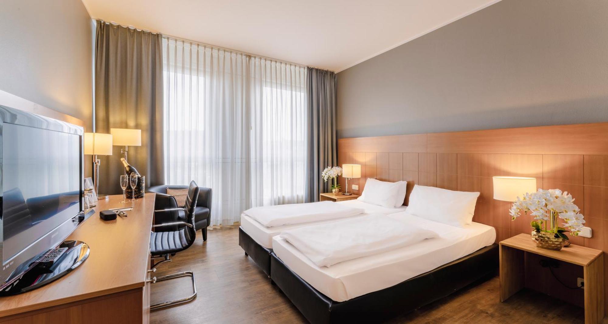 Отель Plaza Premium Koeln Экстерьер фото